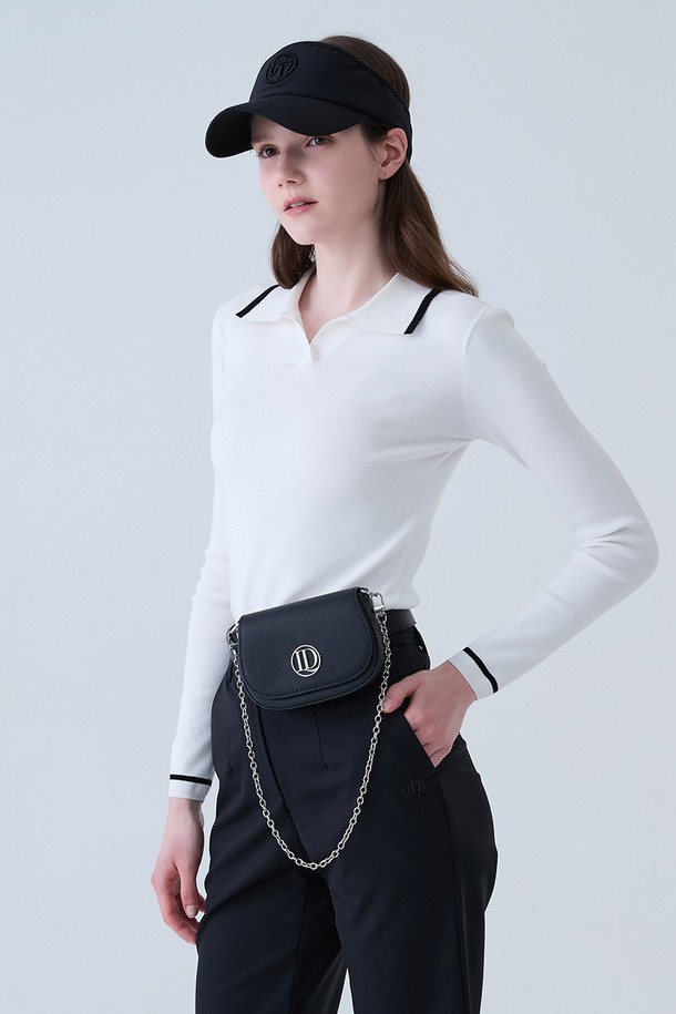 플립 체인 벨트백 BLACK은 합성 가죽 소재의 스몰 사이즈 벨트백입니다. 무지 패턴에 반원 모양으로 디자인되었으며, 블랙 컬러로 시크하고 미니멀한 스타일을 연출합니다. 플립 디자인과 자석형 잠금 방식이 특징이며, 체인 장식과 로고 디테일로 포인트를 더했습니다. 일상생활뿐만 아니라 골프룩에도 잘 어울리는 실용적인 아이템입니다.
