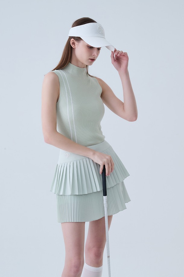 레이어드 언발 플리츠 스커트 L/GREEN은 부드러운 폴리에스테르 소재의 여성 플리츠 스커트입니다. 라이트 그린 컬러의 스커트는 봄, 여름 시즌 골프룩에 적합하며, 스포티하고 미니멀한 스타일을 연출합니다. 언밸런스 치마 타입과 레이어드 디자인이 특징이며, 레귤러 핏으로 편안하게 착용할 수 있습니다. 얇은 두께감으로 시원하게 즐길 수 있는 플리츠 스커트입니다.
