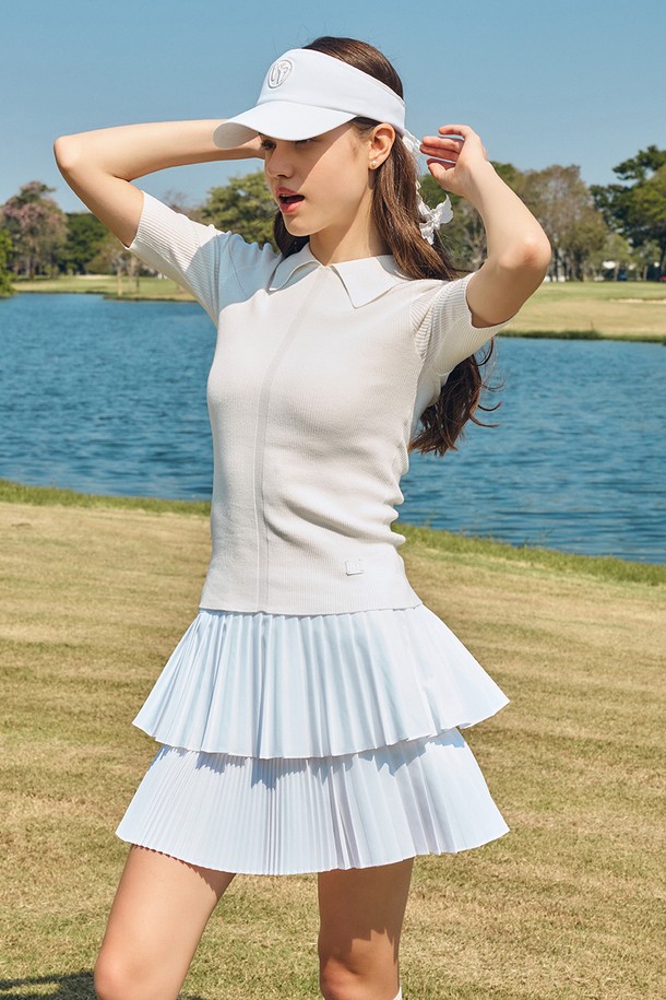 레이어드 언발 플리츠 스커트 WHITE는 여성 골프 및 스포츠 활동에 적합한 미니스커트입니다. 시원한 화이트 컬러의 폴리에스테르 소재로 제작되어 봄, 여름 시즌에 착용하기 좋습니다. 스포티하면서도 미니멀한 스타일을 연출하며, 얇고 부드러운 촉감으로 편안한 착용감을 제공합니다. 플리츠와 언밸런스 헴라인 디자인이 특징이며, 레귤러 핏으로 제작되었습니다. 활동적인 날, 개성 있는 골프룩을 완성해보세요.
