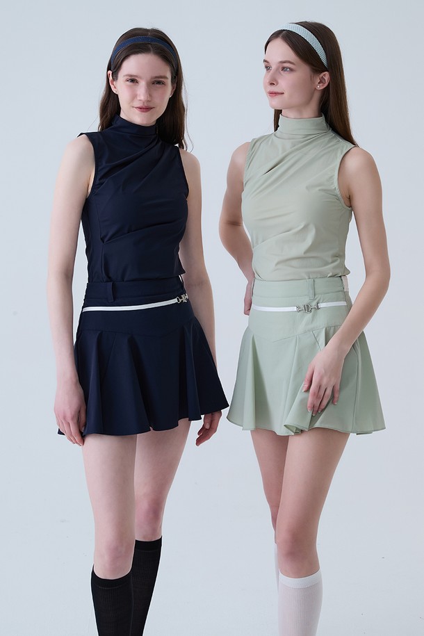 네이비 색상의 메탈 로고 플레어 스커트입니다. 폴리에스테르 소재로 제작되었으며, 봄, 여름, 가을 시즌에 착용하기 좋습니다. 스포티하고 캐주얼한 스타일로, 골프룩 연출에 적합합니다. A라인 핏과 플레어 디자인이 여성스러운 실루엣을 강조하며, 얇은 두께감으로 편안한 착용감을 선사합니다. 메탈 로고 디테일이 포인트로 들어가 미니멀한 무드를 더합니다.
