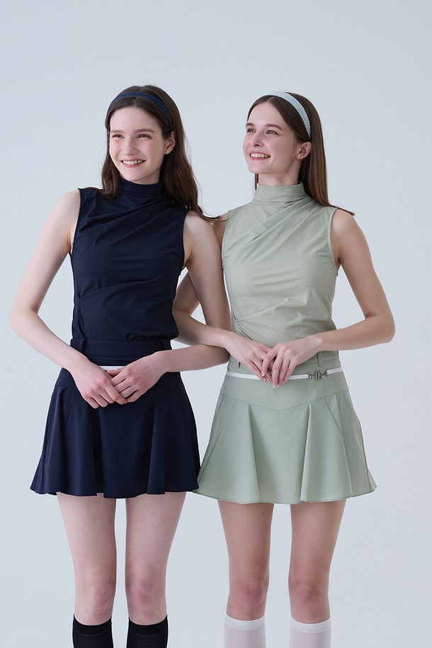 쿨 슬림 셔링 모크넥 나시 티셔츠 NAVY는 여성 골프 및 일상 활동에 적합한 여름용 민소매 티셔츠입니다. 부드러운 폴리에스테르 소재로 제작되어 시원한 냉감 기능과 땀 흡수 기능으로 쾌적한 착용감을 제공합니다. 슬림핏 디자인에 셔링 디테일이 더해져 스포티하면서도 미니멀한 스타일을 연출합니다. 모크넥 라인으로 세련된 느낌을 주며, 네이비 컬러가 어떤 의상에도 쉽게 매치됩니다. 얇은 두께감으로 활동성을 높인 실용적인 아이템입니다.
