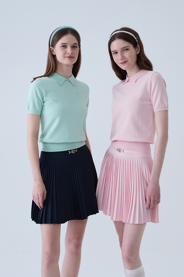 라운드 넥 카라 니트 MINT는 여성 골프룩을 위한 상의입니다. 부드러운 촉감의 니트 소재로 제작되었으며, 봄, 여름 시즌에 착용하기 좋습니다. 라운드 넥과 카라 디자인, 반소매 기장으로 스포티하면서도 캐주얼한 스타일을 연출합니다. 레귤러핏이며 얇은 두께감으로 편안하게 활동할 수 있습니다. 민트 컬러의 무지 패턴이 미니멀한 매력을 더합니다.
