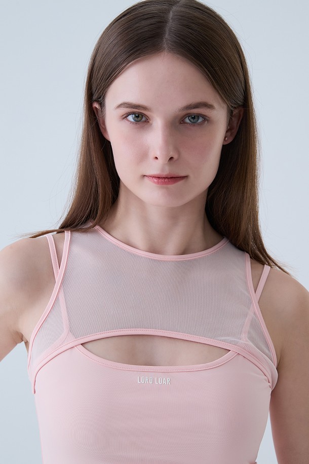 메쉬 컷아웃 나시 티셔츠 PINK는 여성용 상의로, 여름에 어울리는 페미닌 스타일의 슬림핏 티셔츠입니다. 핑크 컬러의 무지 디자인이며, 라운드넥에 민소매 기장으로 시원하게 착용할 수 있습니다. 가슴 부분 컷아웃 디자인과 메쉬 소재 디테일이 특징이며, 스포티한 무드를 더해줍니다. 데이트룩, 카페룩, 휴가룩 등 다양한 TPO에 스포티하면서도 미니멀한 스타일을 연출할 수 있습니다. 폴리에스테르와 스판덱스 혼방으로 제작되어 부드러운 촉감을 선사합니다.
