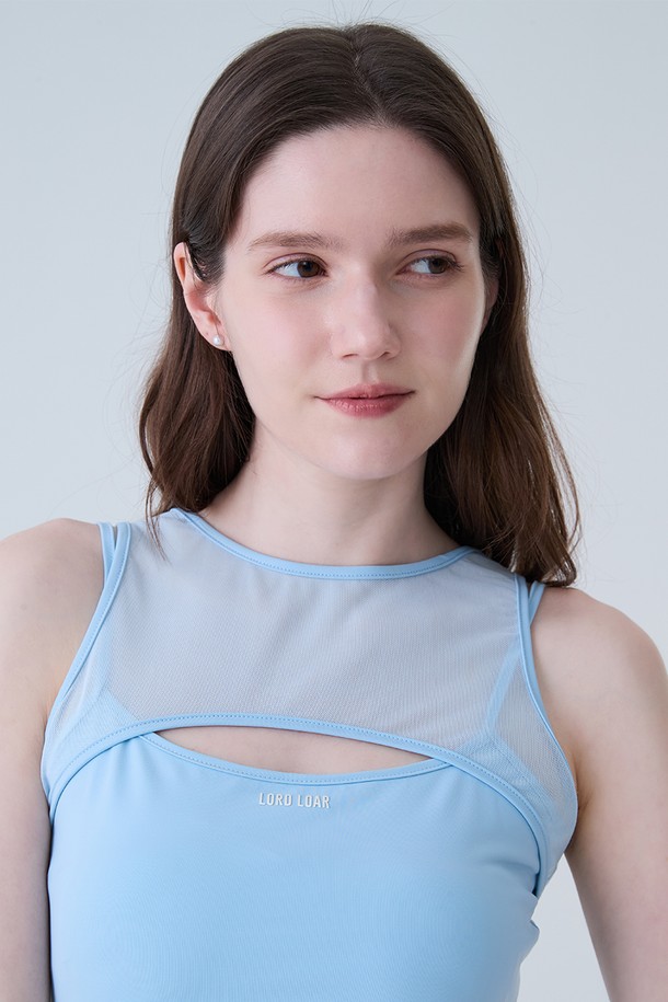 메쉬 컷아웃 나시 티셔츠 블루는 여성용 상의로, 여름철 스포티하고 미니멀한 스타일을 연출하기에 적합합니다. 시원한 블루 컬러에 얇은 두께감으로 통기성이 뛰어나며, 폴리에스터와 스판덱스 혼방 소재로 제작되어 부드러운 촉감과 뛰어난 신축성을 제공합니다. 슬림핏 라운드넥 디자인에 메쉬 디테일과 컷아웃 디자인이 더해져 유니크한 매력을 더합니다. 일상복이나 피트니스룩, 여름 바캉스룩으로 활용하기 좋습니다.
