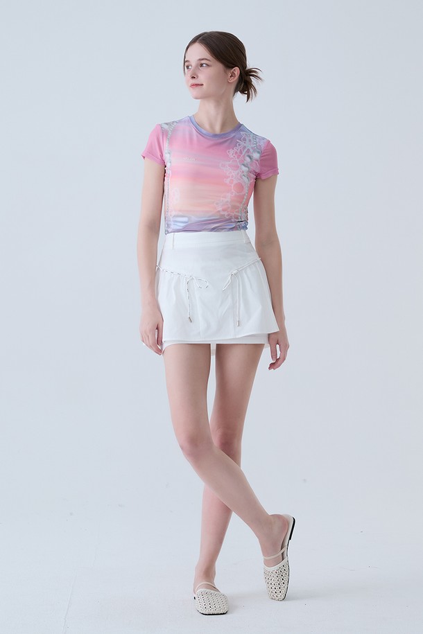 핑크 컬러의 펄 프린트 반팔 티셔츠입니다. 라운드넥 디자인에 레귤러핏으로 제작되어 편안하게 착용 가능합니다. 봄, 여름 시즌에 어울리는 얇은 두께감으로 시원하게 입을 수 있으며, 일상, 데이트룩, 카페룩 등 다양한 TPO에 활용하기 좋습니다. 캐주얼, 미니멀, 걸리시한 스타일을 연출하기 좋으며, 펄 프린트 디테일이 돋보이는 제품입니다.
