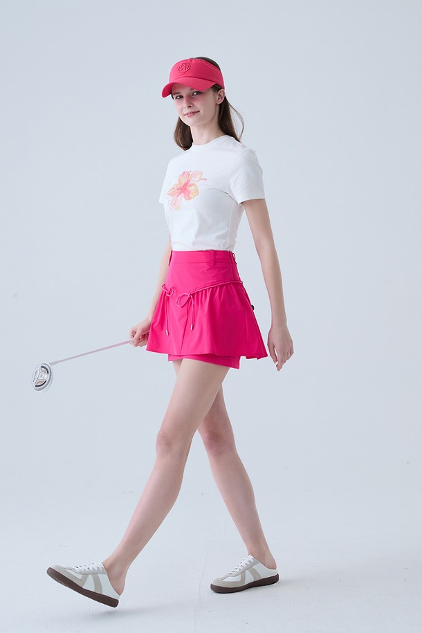 화사한 플라워 프린트가 돋보이는 플라워 프린트 반팔 티셔츠 WHITE입니다. 부드러운 면 소재로 제작되어 편안한 착용감을 선사하며, 얇은 두께감으로 봄, 여름 시즌에 시원하게 입기 좋습니다. 라운드넥과 레귤러핏 디자인으로 캐주얼하고 미니멀한 스타일을 연출하며, 데이트룩 또는 카페룩에 잘 어울립니다. 로맨틱한 무드를 더해주는 플라워 프린트 디테일이 특징입니다. 여성스러운 매력을 강조하는 데일리 티셔츠입니다.
