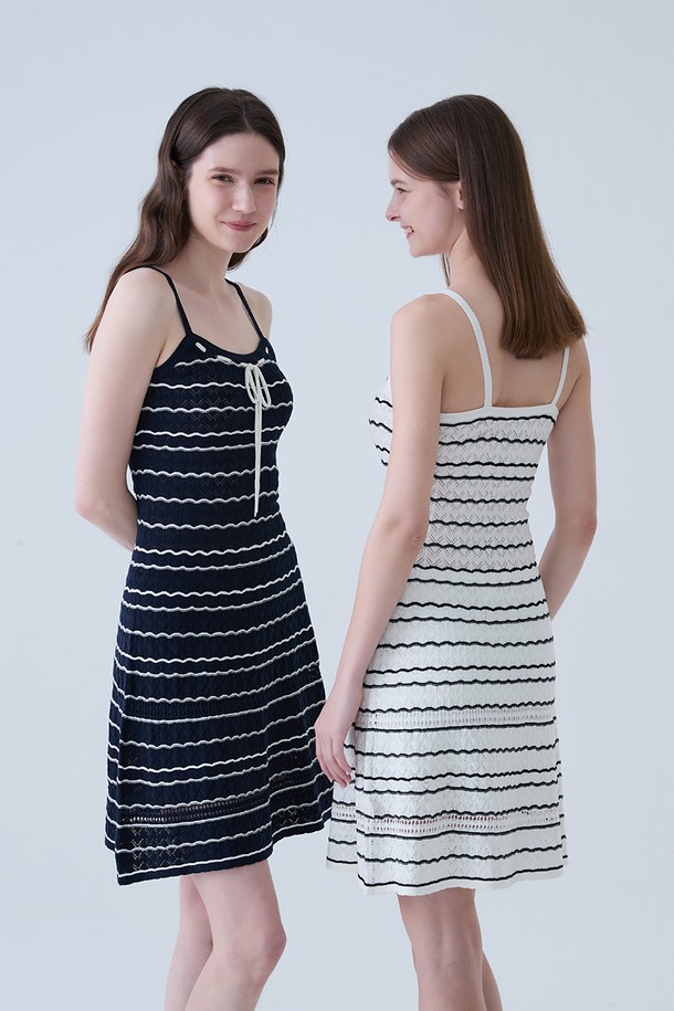 네이비 컬러의 크로셰 니트 원피스입니다. 부드러운 니트 소재로 제작되었으며, 시원한 봄, 여름 시즌에 착용하기 좋습니다. 캐주얼 스타일의 A라인 플레어 디자인으로 편안한 착용감을 선사합니다. 민소매에 스퀘어넥, 끈 디테일로 포인트를 더했으며, 단가라 스트라이프 패턴이 돋보입니다. 데이트룩, 여행룩, 휴가룩, 또는 미니멀하고 리조트 스타일을 연출하고 싶을 때 추천합니다.
