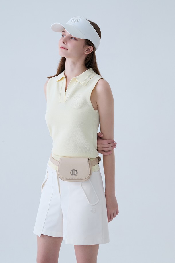 옐로우 컬러의 시그니처 카라 나시 니트입니다. 여름 시즌, 골프룩 연출에 적합하며 스포티하면서도 클래식한 스타일을 동시에 낼 수 있습니다. 얇은 두께감의 니트 소재로 제작되어 부드러운 촉감을 선사합니다. 민소매 디자인과 레귤러핏으로 편안한 착용감을 제공하며, 카라 디테일로 포인트를 더했습니다. 골프웨어로 활용하기 좋은 아이템입니다.
