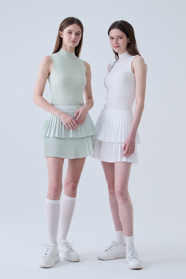 슬림 골지 모크넥 나시 니트 WHITE는 여름 시즌 골프룩을 위한 여성 의류입니다. 부드러운 니트 소재로 제작되어 얇고 가벼운 착용감을 선사하며, 슬림핏 디자인으로 스포티한 무드를 연출합니다. 모크넥 라인과 민소매 스타일이 특징이며, 골프웨어로 활용하기 좋은 아이템입니다. 깔끔한 화이트 컬러로 다양한 하의와 매치하여 미니멀한 스타일을 완성할 수 있습니다.
