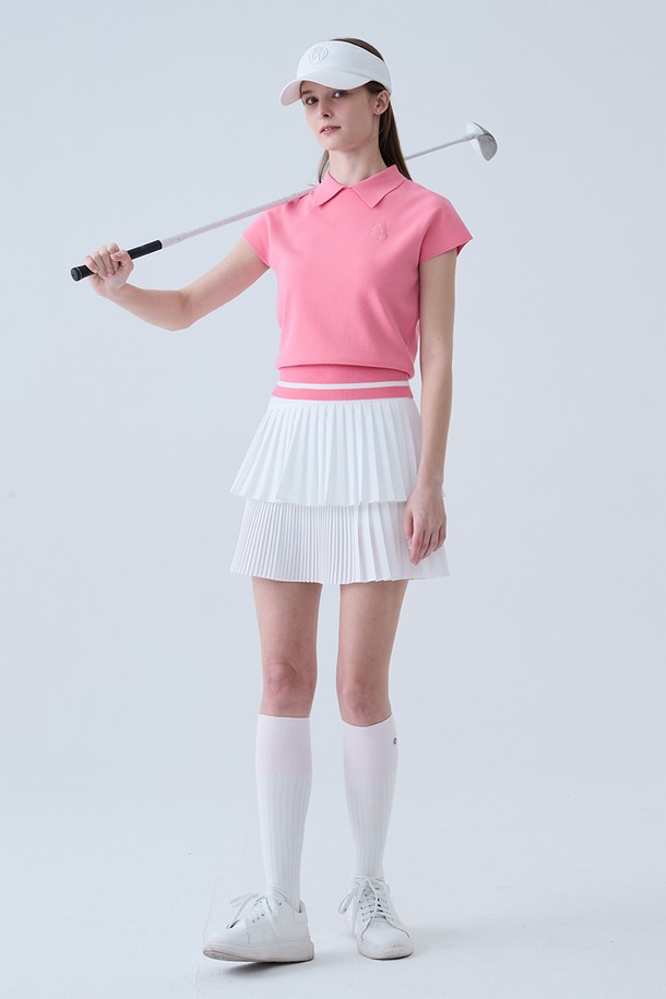 라운드 넥 카라 나시 니트 PINK는 여성용 상의로, 봄과 여름에 어울리는 베이직 스타일의 민소매 니트입니다. 핑크 컬러의 레귤러핏 디자인으로, 라운드 넥과 더블니트 패턴이 특징입니다. 레이온과 폴리에스터 혼방 소재에 신축성이 있어 편안한 착용감을 제공하며, 리브 디테일과 자수 포인트로 포인트를 더했습니다. 골프 및 일상, 오피스룩으로도 활용 가능한 실용적인 아이템입니다.
