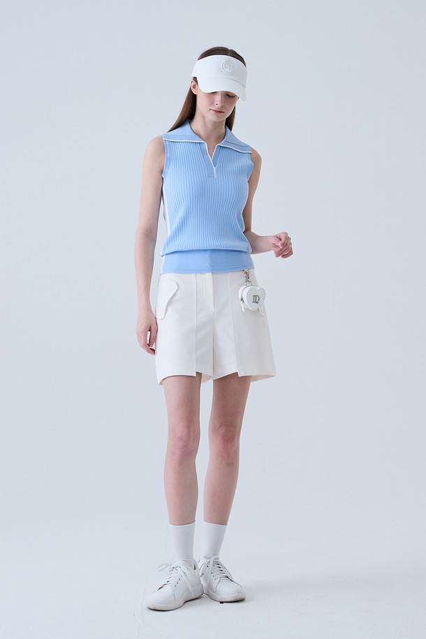 **골지 배색 카라 나시 니트 BLUE**

여성 골프룩에 적합한 스포티한 무드의 골지 배색 카라 나시 니트입니다. 시원한 블루 컬러에 민소매 디자인으로, 여름철에도 쾌적하게 착용할 수 있습니다. 레귤러핏으로 제작되어 활동성을 높였으며, 니트 소재의 골지 패턴이 은은한 포인트를 더합니다. 카라넥 디자인으로 세련된 스타일을 연출할 수 있습니다.
