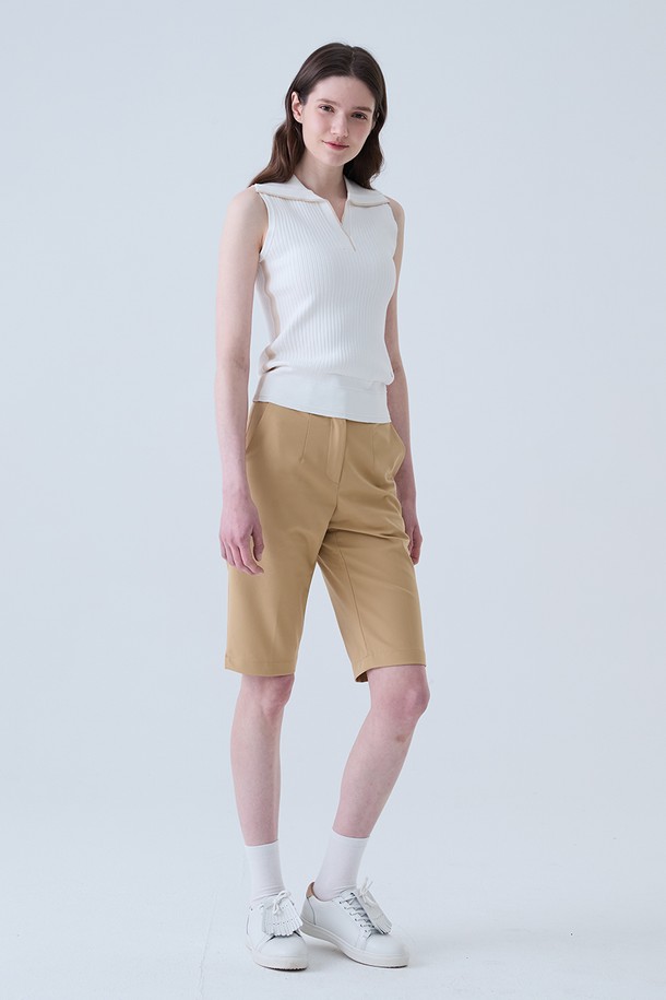 골지 배색 카라 나시 니트는 부드러운 니트 소재로 제작되어 편안한 착용감을 선사합니다. 시원한 여름철에 어울리는 얇은 두께감과 민소매 디자인으로 활동성을 높였습니다. 스포티하고 캐주얼한 스타일을 연출하며, 골프룩으로도 활용 가능합니다. 화이트 컬러에 배색 디테일이 더해져 세련된 포인트를 더했습니다. 레귤러핏과 카라넥 디자인으로 깔끔한 실루엣을 완성하는 여성 상의입니다.
