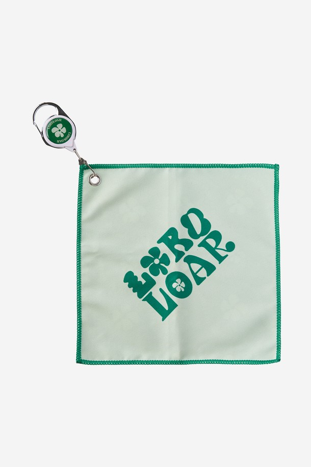 LLC 볼타올 GREEN은 골프 라운딩에 적합한 그린 컬러의 골프 타올입니다. 면 소재로 제작되어 뛰어난 흡습 기능을 제공하며, 라운딩 중 땀이나 물기를 효과적으로 제거해 줍니다. LLC 로고 패턴으로 디자인되어 심플하면서도 세련된 느낌을 줍니다. 걸이 고리가 있어 골프백에 간편하게 걸어 사용할 수 있어 편리합니다. 공용으로 사용할 수 있는 실용적인 골프 용품입니다.
