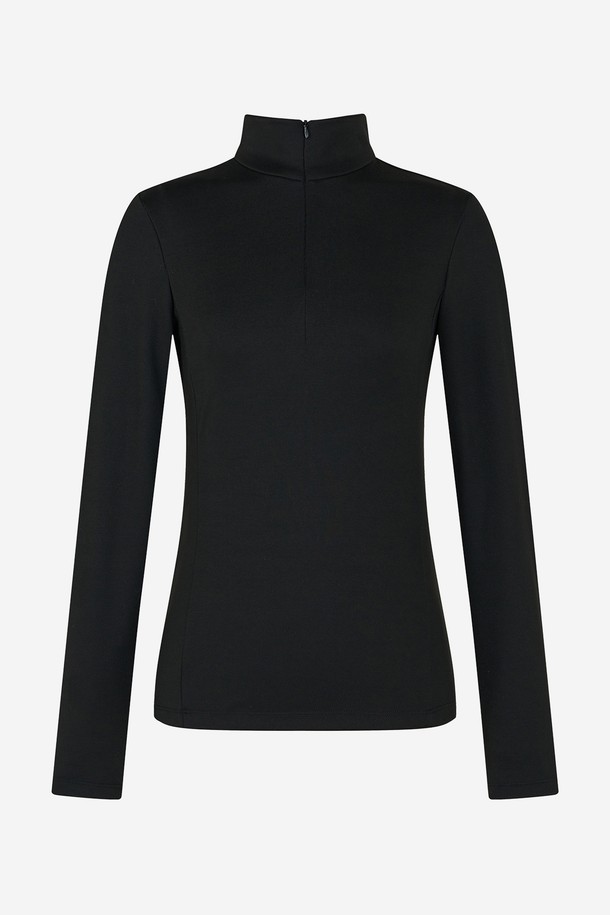 블랙 슬림 지퍼 카라넥 티셔츠는 여성 골프룩을 위한 이상적인 상의입니다. 봄, 여름, 가을에 착용하기 좋으며, 스포티하면서도 미니멀한 스타일을 연출합니다. 슬림핏 디자인과 차이나칼라 네크라인, 긴 소매 기장이 특징이며, 부드러운 촉감의 폴리에스테르 소재로 제작되었습니다. 얇은 두께감과 지퍼 여밈 방식, 흡습, 냉감, 신축성 기능을 갖춰 활동성을 높였습니다. 무지 패턴으로 어떤 하의와도 잘 어울립니다.
