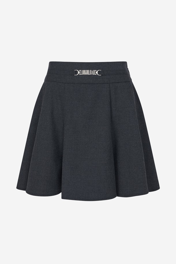 메탈 로고 A라인 플리츠 스커트 CHARCOAL는 여성 골프 및 일상용으로 제작된 스커트입니다. 차콜 컬러의 이 스커트는 사계절 내내 착용 가능하며, 스포티하면서도 베이직한 스타일을 연출합니다. 폴리에스테르, 레이온, 스판덱스 혼방 소재로 제작되어 부드러운 촉감과 신축성을 제공하며, 활동성을 고려한 디자인이 특징입니다. A라인 플리츠 디자인으로 플레어 치마 타입이며, 슬림핏 또는 레귤러핏으로 연출할 수 있습니다. 메탈 로고 장식과 이너팬츠 안감이 더해져 기능성과 스타일을 동시에 만족시키는 제품입니다.
