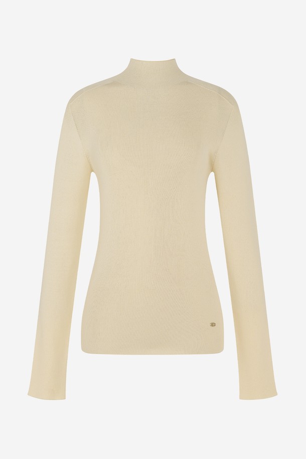 **홀가먼트 모크넥 니트 BEIGE**는 가을, 겨울에 골프 및 일상에서 활용하기 좋은 여성용 상의입니다. 부드러운 울 소재로 제작되어 뛰어난 보온성을 제공하며, 미니멀하고 클래식한 스타일을 연출합니다. 레귤러핏으로 편안하게 착용 가능하며, 모크넥 디자인과 긴 소매가 특징입니다. 홀가먼트 패턴으로 제작되어 깔끔하고 세련된 외관을 자랑합니다. 베이지 컬러로 다양한 하의와 매치하기 용이하여 활용도가 높습니다.
