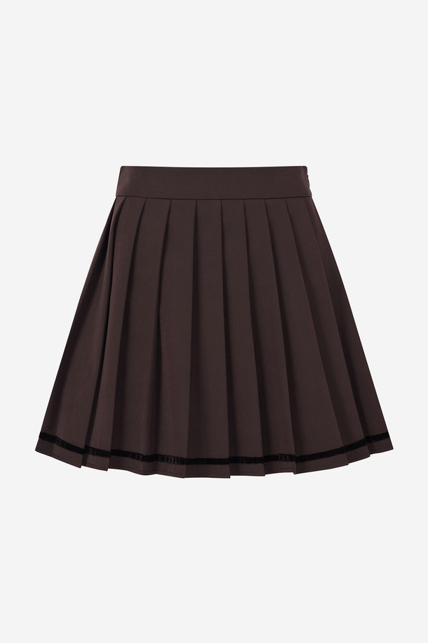 세련된 라인 플리츠 스커트 BROWN입니다. 부드러운 폴리에스테르 소재로 제작되어 편안한 착용감을 선사하며, 봄, 가을 시즌에 적합합니다. 클래식과 스포티한 무드를 동시에 연출하며, A라인 플리츠 디자인으로 여성스러운 실루엣을 강조합니다. 골프 라운딩 또는 일상에서도 활용 가능한 미니스커트로, 다양한 스타일을 연출할 수 있습니다. 브라운 컬러의 무지 디자인으로 어떤 상의와도 잘 어울립니다.
