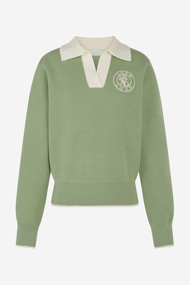 "시그니쳐" 배색 카라 긴팔 니트 L/KHAKI는 클래식한 무드의 여성 니트입니다. 카키와 버건디 배색이 돋보이며, 골프, 일상 등 다양한 TPO에 활용 가능합니다. 두꺼운 두께감으로 가을, 겨울 시즌에 적합하며, 부드러운 촉감이 특징입니다. 카라 부분에는 시그니처 심볼 자수 디테일이 들어가 있으며, 소매 롤업 시 자연스러운 주름이 연출됩니다. 신축성 있는 니트 구조로 편안하게 착용할 수 있습니다.
