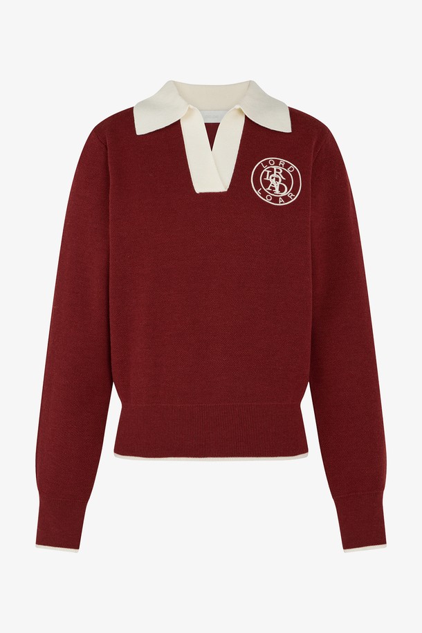 "시그니쳐 배색 카라 긴팔 니트 BURGUNDY"는 클래식하고 미니멀한 스타일을 추구하는 여성들을 위한 상의입니다. 가을과 겨울 시즌에 적합하며, 부드러운 촉감의 폴리에스테르, 아크릴, 나일론, 울 혼방 소재로 제작되었습니다. 레귤러핏과 슬림핏 두 가지로 출시되어, 취향에 맞게 선택할 수 있습니다. 버건디 컬러의 무지 디자인에 시그니처 심볼 자수 디테일이 더해져 고급스러움을 더합니다. 골프룩, 오피스룩, 겨울 데일리룩 등 다양한 TPO에 활용 가능하며, 소매 롤업 시 자연스러운 주름 실루엣이 연출됩니다.
