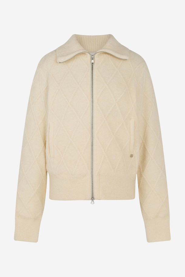 크림 컬러의 케이블 패턴이 돋보이는 여성용 방풍 집업 니트입니다. 가을, 겨울 시즌 골프 및 일상에서 캐주얼, 스포티하게 연출하기 좋습니다. 부드러운 촉감의 두꺼운 니트 소재로 제작되었으며, 크롭 기장과 레귤러핏으로 편안한 착용감을 선사합니다. 집업 스타일로 간편하게 여밀 수 있으며, 필드 위에서도 스타일리시함을 잃지 않도록 디자인되었습니다.
