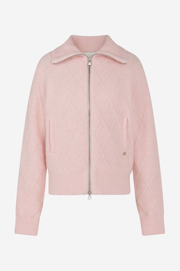 핑크 컬러의 케이블 방풍 집업 니트입니다. 여성 골프 및 일상복으로 활용 가능하며, 봄, 가을, 겨울 세 계절 모두 착용할 수 있습니다. 부드러운 니트 소재로 제작되었으며, 촘촘한 케이블 패턴과 레귤러핏 디자인으로 캐주얼하면서도 스포티한 스타일을 연출합니다. 두꺼운 두께감과 방풍 기능으로 추운 날씨에도 따뜻하게 몸을 보호해 주며, 집업 디자인으로 간편하게 착용할 수 있습니다.
