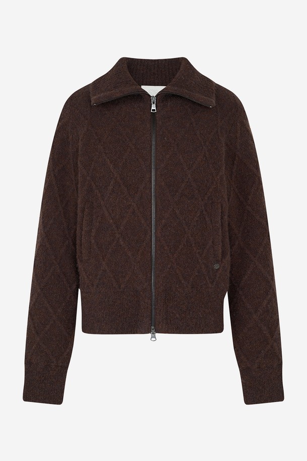 브라운 컬러의 케이블 패턴이 돋보이는 여성용 방풍 집업 니트입니다. 가을, 겨울 시즌에 골프 및 일상에서 캐주얼하고 스포티한 스타일을 연출하기 좋습니다. 부드러운 촉감의 두꺼운 니트 소재로 제작되어 따뜻하게 착용할 수 있으며, 하이넥 디자인과 집업 스타일로 보온성을 높였습니다. 레귤러핏으로 편안하게 착용 가능하며, 골프웨어로도 활용할 수 있습니다. 긴 소매 기장의 크롭 기장으로 세련된 핏을 선사합니다.
