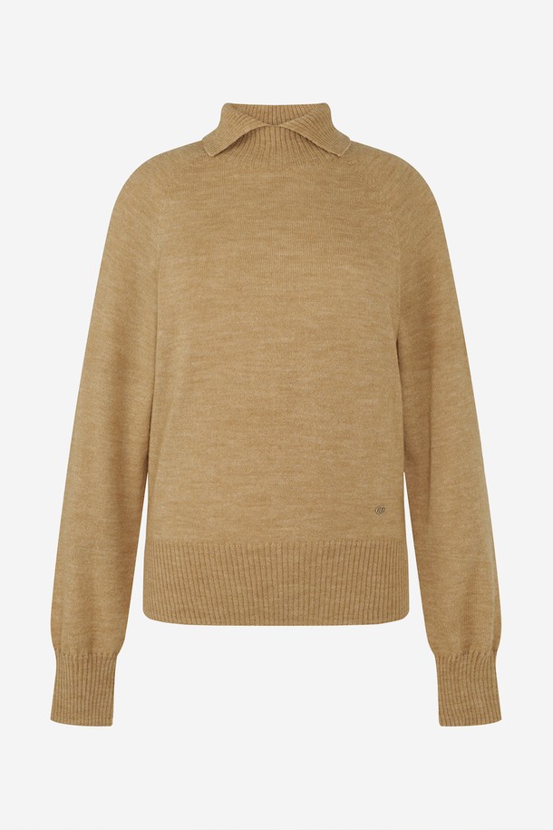 베이지 컬러의 앙고라 스탠 카라 홀가먼트 니트입니다. 부드러운 촉감의 앙고라 소재로 제작되어 가을, 겨울 시즌에 따뜻하게 착용할 수 있습니다. 레귤러핏으로 제작되었으며, 베이직하고 클래식한 스타일을 연출하여 골프룩 또는 일상복으로 활용하기 좋습니다. 홀가먼트 기법으로 제작되어 편안한 착용감을 선사하며, 긴 소매와 두꺼운 두께감으로 보온성을 높였습니다. 미니멀한 디자인으로 다양한 하의와 매치하여 스타일리시한 룩을 완성해보세요.
