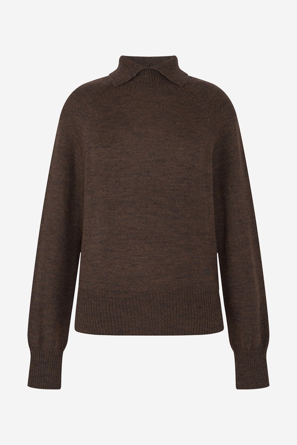 앙고라 스탠 카라 홀가먼트 니트 BROWN는 여성 골프룩과 일상룩에 모두 활용 가능한 니트입니다. 부드러운 앙고라 소재와 홀가먼트 공법으로 제작되어 뛰어난 착용감을 선사하며, 두께감이 있어 가을, 겨울철 따뜻하게 입을 수 있습니다. 베이직하고 클래식한 스타일로 다양한 하의와 매치하기 용이하며, 레귤러핏과 스탠드칼라 디자인이 세련된 느낌을 더합니다. 브라운 컬러의 무지 디자인은 미니멀하면서도 고급스러운 분위기를 연출합니다.
