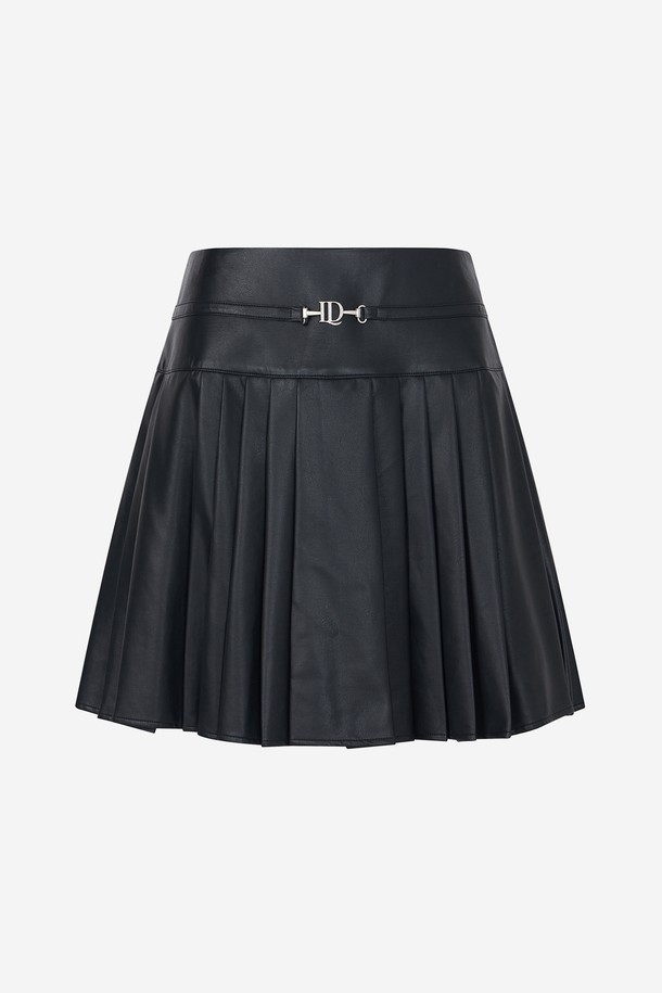 FAUX 레더 플리츠 스커트 BLACK는 여성 골프 및 일상용으로 적합한 미니스커트입니다. 부드러운 촉감의 인조 가죽 소재로 제작되었으며, A라인 핏과 플리츠 디자인이 특징입니다. 사계절 모두 착용 가능하며, 미니멀하고 클래식한 스타일을 연출합니다. 블랙 색상으로 어떤 상의와도 쉽게 매치하여 다양한 스타일을 완성할 수 있습니다. 특히 골프룩에 세련됨을 더해주는 아이템입니다.
