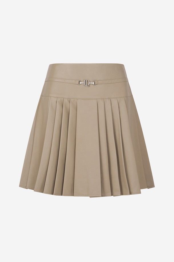 베이직하면서도 세련된 무드의 FAUX 레더 플리츠 스커트 베이지입니다. 봄, 가을 시즌에 적합하며, 미니멀하고 클래식한 스타일을 연출할 수 있습니다. 얇은 두께감의 인조 가죽 소재로 제작되어 뻣뻣한 촉감이 특징이며, 레귤러 핏으로 편안하게 착용 가능합니다. 골프웨어는 물론, 일상에서도 활용하기 좋은 플리츠 미니스커트입니다.
