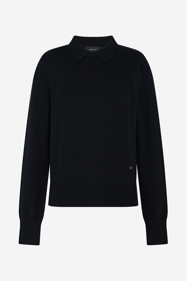 캐시미어 라운드 넥 카라 니트 BLACK는 여성 골프룩 또는 일상복으로 활용하기 좋은 니트입니다. 부드러운 촉감의 캐시미어 소재로 제작되어 가을, 겨울 시즌에 따뜻하게 착용할 수 있습니다. 레귤러핏에 라운드 넥과 카라 디테일이 더해져 베이직하면서도 클래식한 스타일을 연출합니다. 무지 디자인과 긴소매로 어떤 하의와도 잘 어울리며, 미니멀한 무드를 선호하는 분들께 추천합니다. 두께감 있는 소재로 보온성을 높였습니다.
