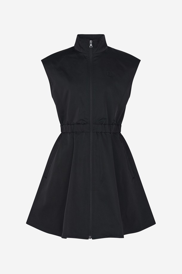 메모리 집업 원피스 BLACK은 캐주얼, 스포티, 미니멀 스타일을 추구하는 여성 의류입니다. 부드러운 촉감의 폴리에스테르 소재로 제작되어 봄, 가을에 적합하며, 플레어 디자인과 A라인 치마핏이 특징입니다. 하이넥 스탠드 칼라와 집업 여밈 방식이 세련된 분위기를 더하며, 민소매 기장과 얇은 두께로 편안한 착용감을 제공합니다. 일상 또는 산책룩으로 활용하기 좋으며, 블랙 컬러의 무지 디자인으로 다양한 스타일 연출이 용이합니다.
