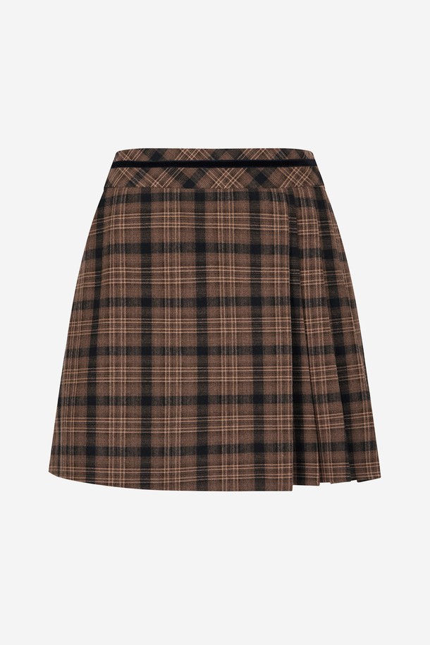 언발란스한 디자인이 돋보이는 브라운 컬러의 체크 랩 플리츠 스커트입니다. 부드러운 폴리에스테르 소재로 제작되어 편안한 착용감을 선사하며, 봄, 가을 시즌에 적합합니다. 플리츠, 랩, 언밸런스 디자인이 어우러져 클래식하면서도 캐주얼한 스타일을 연출합니다. 골프룩은 물론 일상에서도 개성 있는 스타일을 완성할 수 있는 미니스커트입니다.

