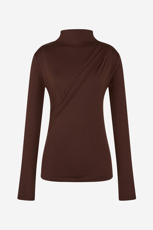 부드러운 촉감의 브라운 드레이프 모크넥 티셔츠입니다. 가을, 겨울 시즌에 어울리는 여성 의류로, 베이직한 스타일을 추구하는 분들께 적합합니다. 레귤러핏과 긴소매 디자인으로 편안한 착용감을 선사하며, 골프룩과 일상복으로 모두 활용 가능합니다. 얇은 두께의 폴리에스테르 소재로 제작되어 드레이프 디테일이 돋보이는 디자인입니다. 미니멀, 클래식, 캐주얼 스타일을 즐겨 입는 분들께 추천합니다.
