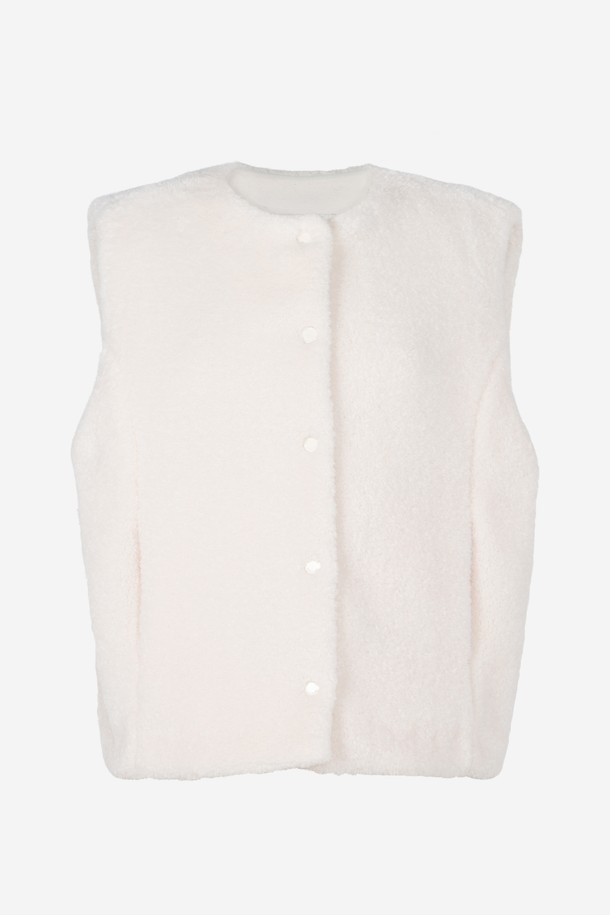아이보리 컬러의 FAUX 퍼 베스트입니다. 여성용으로, 캐주얼, 스포티, 미니멀 스타일을 모두 소화할 수 있습니다. 가을, 겨울 시즌에 어울리며, 골프룩 연출에도 적합합니다. 부드러운 촉감의 퍼 소재로 제작되었으며, 크롭 기장에 버튼으로 여밈이 가능한 레귤러 핏 베스트입니다. 두께감 있는 디자인으로 따뜻하게 착용할 수 있으며, 민소매 스타일입니다.

