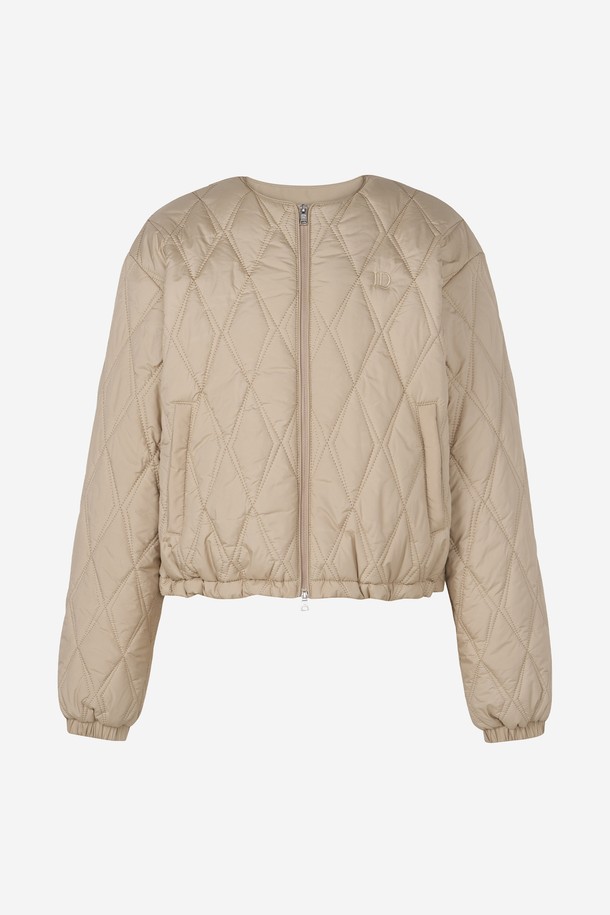 네오 다이아 퀼팅 점퍼 BEIGE는 여성 골프 및 일상복으로 활용 가능한 점퍼입니다. 가을, 겨울 시즌에 적합하며, 부드러운 촉감의 나일론 소재와 두꺼운 두께로 제작되었습니다. 다이아몬드 퀼팅 패턴과 레귤러핏 디자인이 캐주얼, 스포티, 클래식 스타일을 연출합니다. 집업 방식으로 간편하게 착용할 수 있으며 긴 소매 기장과 레귤러 기장으로 편안함을 더했습니다.
