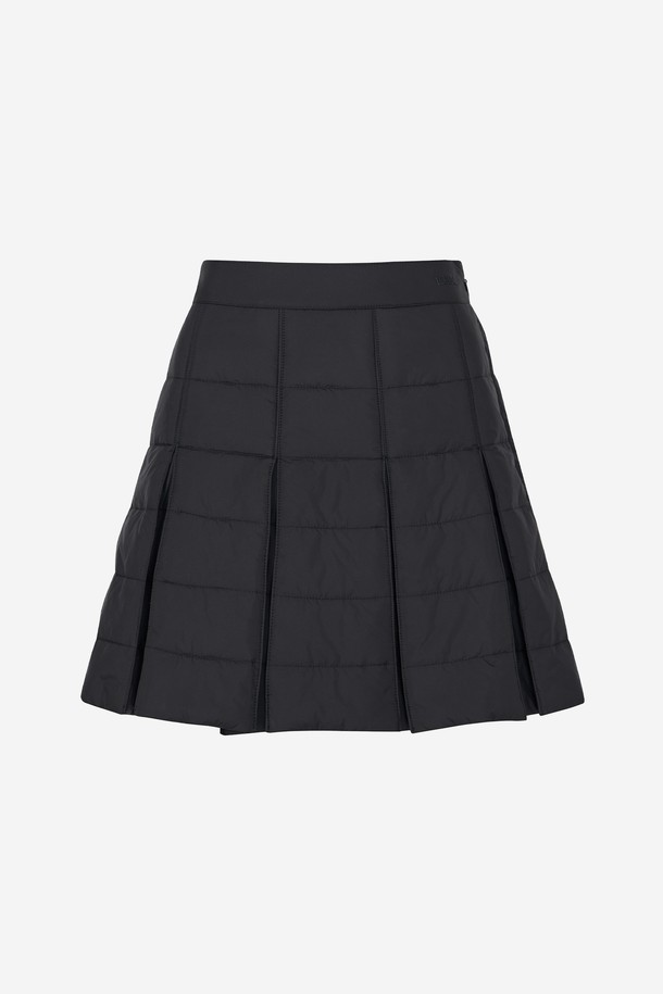 블랙 컬러의 라이트 패딩 스커트입니다. 여성 골프 및 스포츠 활동에 적합하며, 겨울철 따뜻하게 착용할 수 있습니다. A라인 플리츠 디자인으로 활동성을 높였으며, 부드러운 폴리에스테르 소재와 두꺼운 패딩 안감으로 보온성을 더했습니다. 스포티하고 미니멀한 스타일을 연출하여 골프룩으로 활용하기 좋습니다. 
