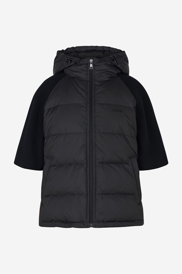 니트 하이브리드 다운 점퍼 BLACK은 여성 골프룩과 일상 모두에 활용 가능한 아우터입니다. 블랙 컬러에 스포티함과 캐주얼 무드를 더했으며, 미니멀한 스타일을 추구하는 분들께 적합합니다. 니트와 폴리에스테르 소재의 조합으로 부드러운 촉감과 두꺼운 두께감을 제공하여 가을, 겨울철 보온성을 높였습니다. 집업 스타일의 크롭 기장이며, 후드 디자인과 하이브리드 기능으로 활동성과 스타일을 동시에 만족시킵니다. 긴 소매 기장의 레귤러핏 다운 점퍼로, 경량성을 더해 편안한 착용감을 선사합니다.
