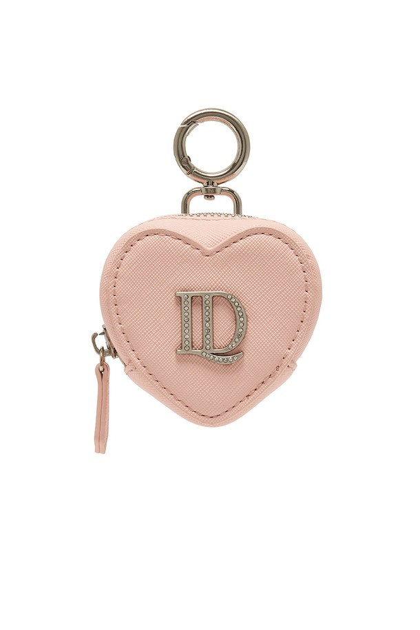 "하트 볼 파우치 PINK"는 여성스러운 스타일을 강조하는 핑크색 파우치입니다. 합성 가죽 소재로 제작되었으며, 하트 모양과 키링 및 참장식 디테일이 돋보입니다. 지퍼형 잠금 방식으로 내용물을 안전하게 보관할 수 있으며, 스몰 사이즈로 휴대성이 좋습니다. 데이트룩, 골프룩 등 다양한 TPO에 걸리시, 로맨틱, 캐주얼 스타일로 연출하기 좋습니다. 일상에서 활용하기 좋은 실용적인 아이템입니다.

