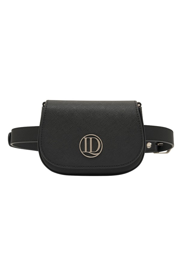 플립 체인 벨트백 BLACK은 합성 가죽 소재의 스몰 사이즈 벨트백입니다. 무지 패턴에 반원 모양으로 디자인되었으며, 블랙 컬러로 시크하고 미니멀한 스타일을 연출합니다. 플립 디자인과 자석형 잠금 방식이 특징이며, 체인 장식과 로고 디테일로 포인트를 더했습니다. 일상생활뿐만 아니라 골프룩에도 잘 어울리는 실용적인 아이템입니다.
