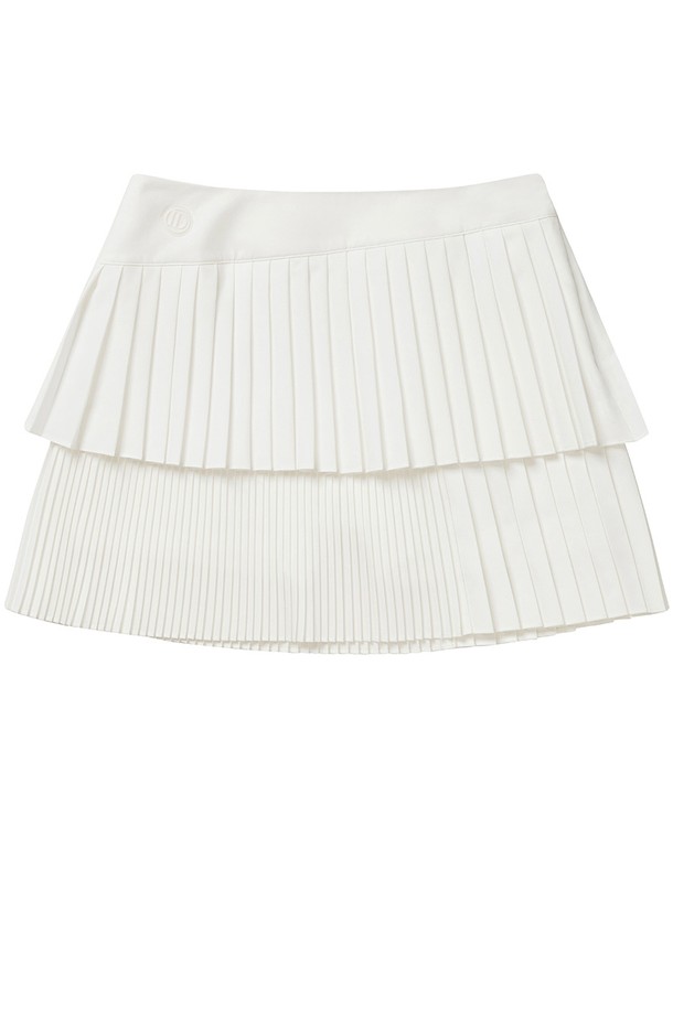 레이어드 언발 플리츠 스커트 WHITE는 여성 골프 및 스포츠 활동에 적합한 미니스커트입니다. 시원한 화이트 컬러의 폴리에스테르 소재로 제작되어 봄, 여름 시즌에 착용하기 좋습니다. 스포티하면서도 미니멀한 스타일을 연출하며, 얇고 부드러운 촉감으로 편안한 착용감을 제공합니다. 플리츠와 언밸런스 헴라인 디자인이 특징이며, 레귤러 핏으로 제작되었습니다. 활동적인 날, 개성 있는 골프룩을 완성해보세요.
