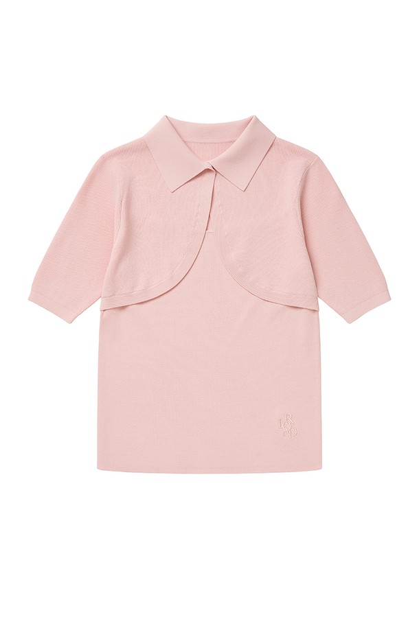 볼레로 카라 니트 PINK는 여성스러운 매력을 더하는 상의입니다. 얇은 두께감에 비스코스, 엘리트 혼방 소재로 제작되어 부드러운 촉감과 뛰어난 신축성을 자랑합니다. 크롭 기장에 슬림핏으로 디자인되어 다리가 길어 보이는 효과를 줍니다. 반소매 기장에 카라 네크라인, 골지 패턴으로 포인트를 더했으며, 블레로 플레이어드한 카라 디자인과 앞단의 로고 디테일, 로고 자수 포인트가 특징입니다. 오피스룩, 데이트룩, 카페룩 등 다양한 TPO에 미니멀, 클래식, 걸리시 스타일로 연출하기 좋습니다.
