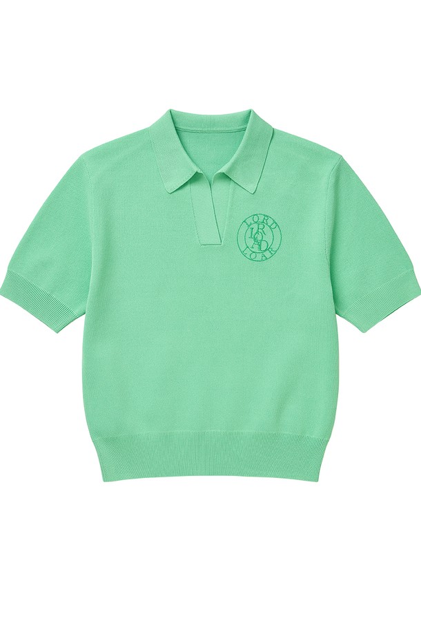 시그니쳐 카라 반팔 니트 GREEN은 부드러운 촉감의 레이온과 나일론 혼방 소재로 제작되어 여름철에도 시원하게 착용 가능한 여성용 반팔 니트입니다. 부클레 패턴이 돋보이는 레귤러핏 디자인으로, 슬림핏으로도 연출할 수 있어 다양한 스타일을 소화합니다. 카라 디테일이 클래식하면서도 미니멀한 무드를 더하며, 통기성이 뛰어나 골프, 테니스, 오피스룩 등 다양한 TPO에 활용할 수 있습니다. 신축성이 높아 편안한 착용감을 제공하며, 베이직한 스타일로 데일리룩으로도 손색없습니다.
