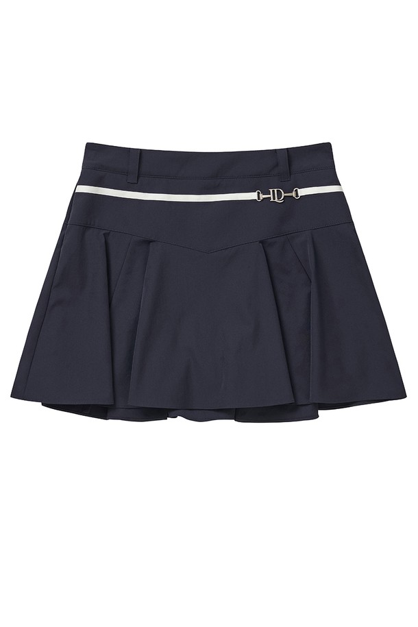 네이비 색상의 메탈 로고 플레어 스커트입니다. 폴리에스테르 소재로 제작되었으며, 봄, 여름, 가을 시즌에 착용하기 좋습니다. 스포티하고 캐주얼한 스타일로, 골프룩 연출에 적합합니다. A라인 핏과 플레어 디자인이 여성스러운 실루엣을 강조하며, 얇은 두께감으로 편안한 착용감을 선사합니다. 메탈 로고 디테일이 포인트로 들어가 미니멀한 무드를 더합니다.
