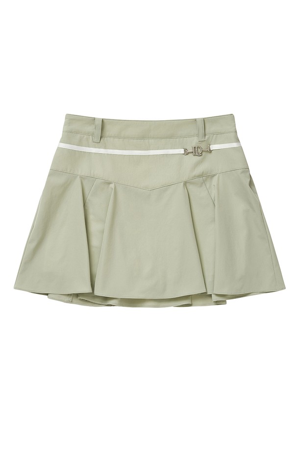 메탈 로고 플레어 스커트 L/GREEN는 여성 골프룩을 위한 스포티한 스타일의 플레어 스커트입니다. 산뜻한 연두색 컬러에 메탈 로고 디테일이 더해져 세련된 포인트를 줍니다. 봄, 여름 시즌에 적합하며, 플레어스커트 특유의 여성스러운 실루엣을 연출합니다. 골프 라운딩 시 활동성과 스타일을 동시에 만족시키는 아이템입니다.
