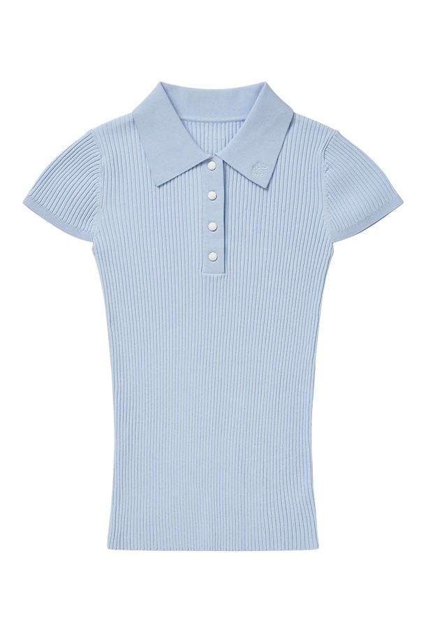 블루 컬러의 슬림 골지 카라 캡소매 니트입니다. 여름 시즌, 골프룩 연출에 적합하며 클래식하고 미니멀한 스타일을 제안합니다. 부드러운 니트 소재로 제작되었으며, 슬림핏 디자인과 얇은 두께로 시원하게 착용할 수 있습니다. 카라 디테일과 골지 패턴이 돋보이며, 반소매 기장으로 활동성을 높였습니다. 골프웨어로 활용하기 좋은 여성 상의입니다.
