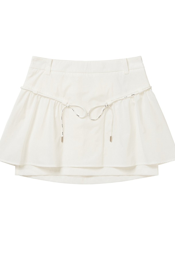 레이어드 셔링 스커트 WHITE는 여성 골프룩을 위한 스포티한 스타일의 A라인 스커트입니다. 봄, 여름 시즌에 적합하며, 부드러운 폴리에스테르 소재로 제작되어 얇지만 편안한 착용감을 제공합니다. 셔링 디테일과 레이어드 디자인이 특징이며, 플리츠 치마 타입으로 활동적인 움직임에도 자연스러운 핏을 유지합니다. 화이트 컬러의 미니멀한 디자인은 어떤 상의와도 잘 어울려 다양한 골프 스타일을 연출할 수 있습니다.
