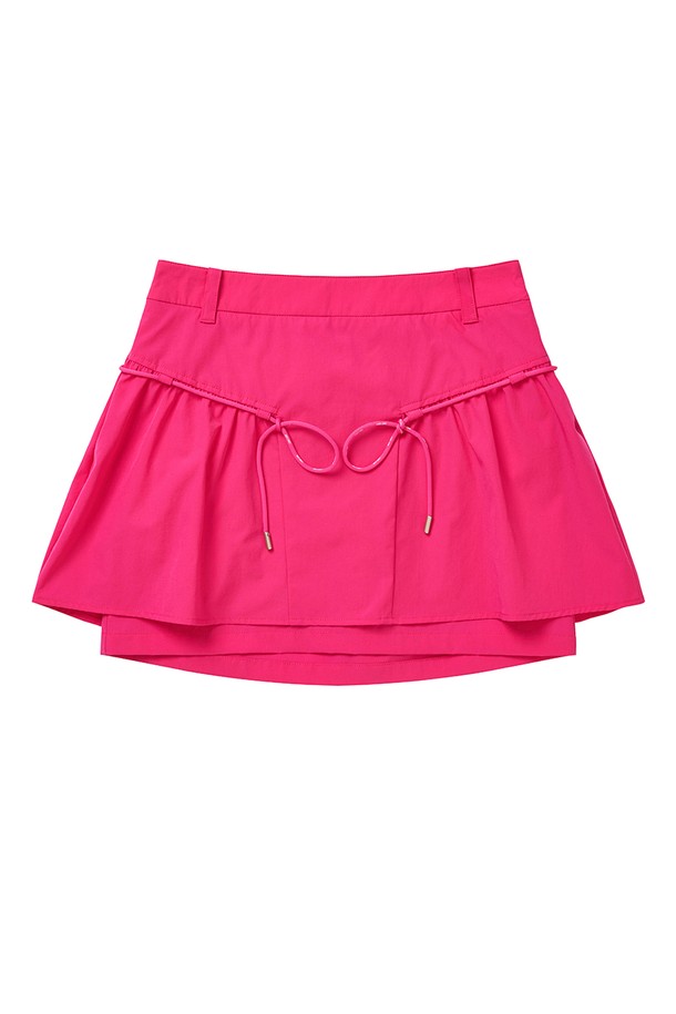 레이어드 셔링 스커트 핑크는 여성스러운 스타일을 연출하기 좋은 스커트입니다. 얇고 부드러운 폴리에스테르 소재로 제작되어 봄, 여름 시즌에 시원하게 착용할 수 있습니다. A라인 핏과 루즈핏으로 편안하면서도 스포티한 무드를 자아내며, 하이웨스트 디자인과 셔링 디테일이 특징입니다. 골프, 스포츠 활동은 물론, 휴가룩으로도 활용하기 좋은 캐주얼 스타일의 아이템입니다.
