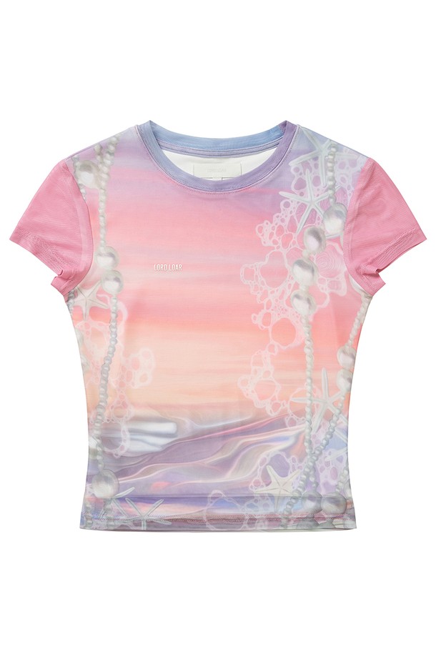 핑크 컬러의 펄 프린트 반팔 티셔츠입니다. 라운드넥 디자인에 레귤러핏으로 제작되어 편안하게 착용 가능합니다. 봄, 여름 시즌에 어울리는 얇은 두께감으로 시원하게 입을 수 있으며, 일상, 데이트룩, 카페룩 등 다양한 TPO에 활용하기 좋습니다. 캐주얼, 미니멀, 걸리시한 스타일을 연출하기 좋으며, 펄 프린트 디테일이 돋보이는 제품입니다.
