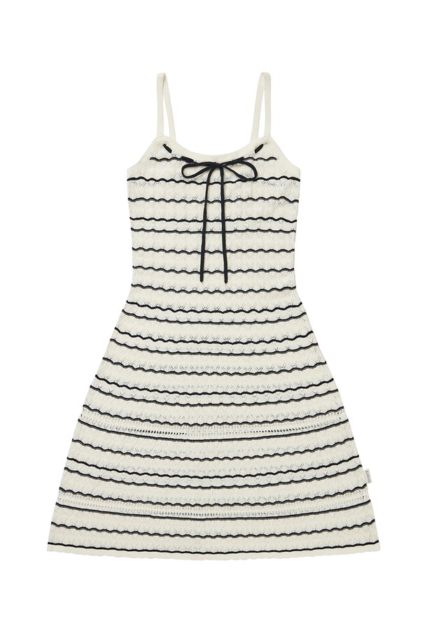 아이보리 컬러의 크로셰 니트 원피스입니다. 부드러운 촉감의 니트 소재와 시원한 스트라이프 패턴, 미니 기장의 H라인 스커트가 어우러져 캐주얼한 무드를 연출합니다. 스퀘어 넥과 민소매 디자인으로 여성스러운 실루엣을 강조하며, 스트랩과 리본 디테일이 사랑스러움을 더합니다. 봄, 여름 시즌 데이트룩, 카페룩, 여행룩 등 다양한 TPO에 활용하기 좋으며, 미니멀하고 로맨틱한 스타일을 연출할 수 있습니다. 레귤러핏으로 편안하게 착용 가능합니다.
